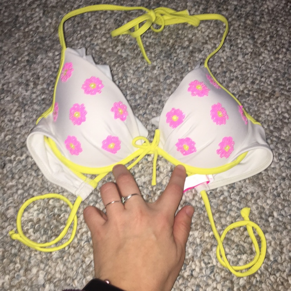 Victoria secret bikini top size 32A